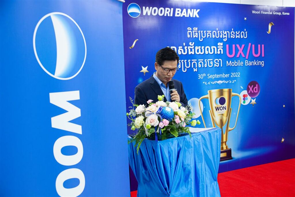 Woori Bank handover nearly 10,000 USD cash prize to the topthree